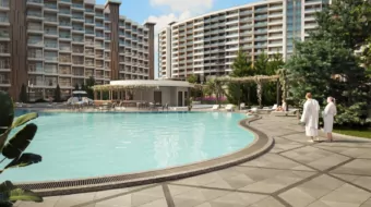 Зона отдыха у бассейна с шезлонгами в Sun Residents Resort & SPA